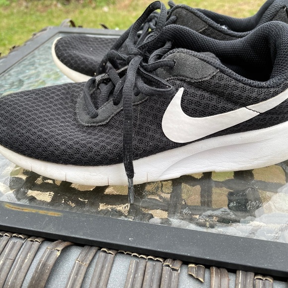 Nike black and white shoes - Picture 8 of 8